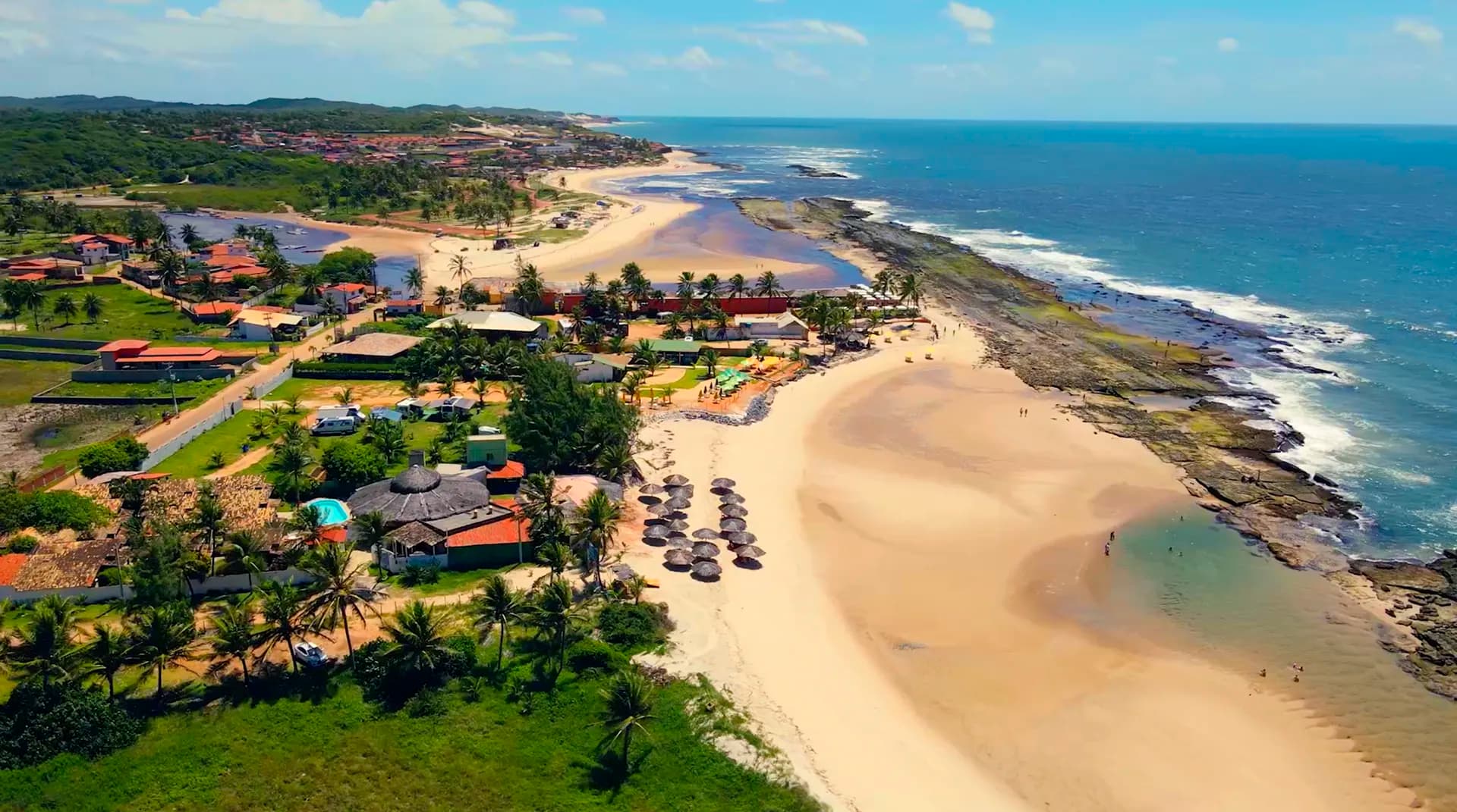 Vista aerea da praia e empreendimento